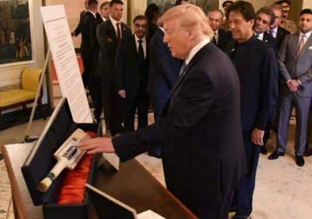 PM Imran gifted cricket bat by US President Trump