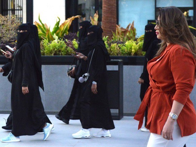 Saudi Arabia allows women to serve in armed forces