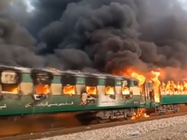 Death toll rises as fire engulfs train travelling from Karachi to Rawalpindi