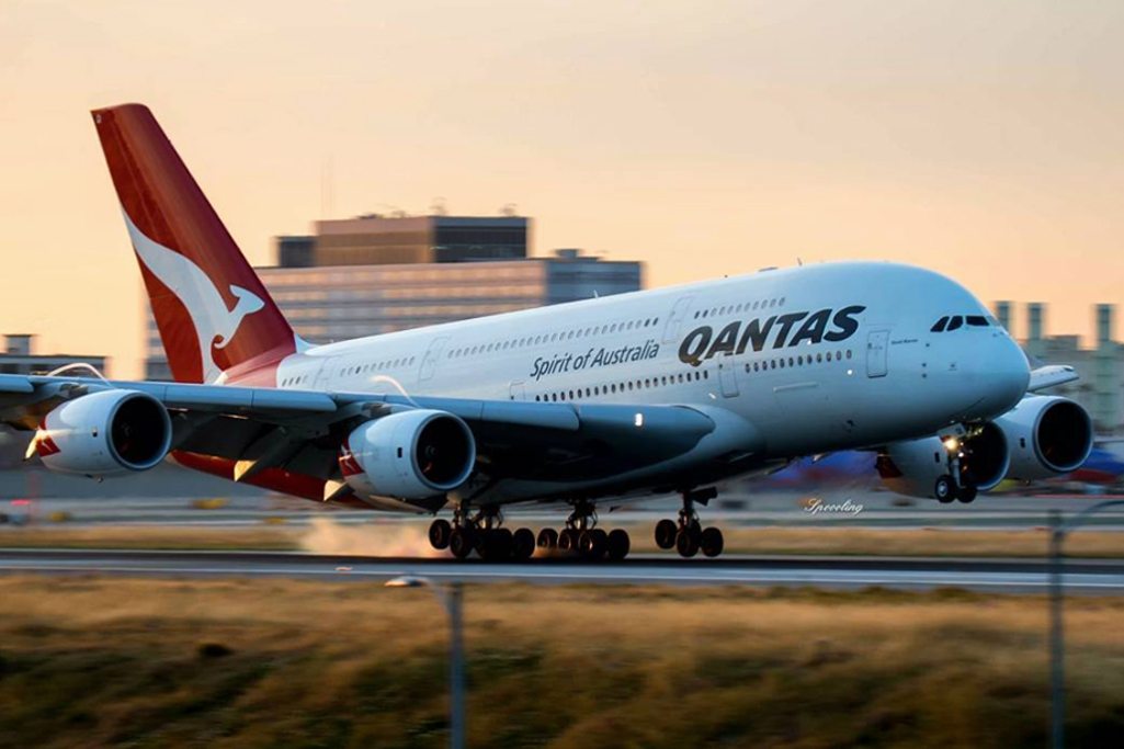 Longest continuous flight record set by Qantas Airways