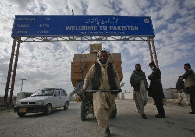 Pakistan extends border closure by two weeks