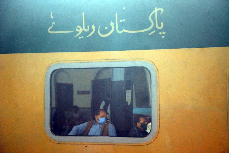 People return home for Eid as Pakistan Railways resumes