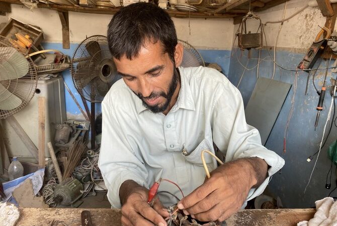 Despite blindness of ten years, Pakistani man works as repairman to support family