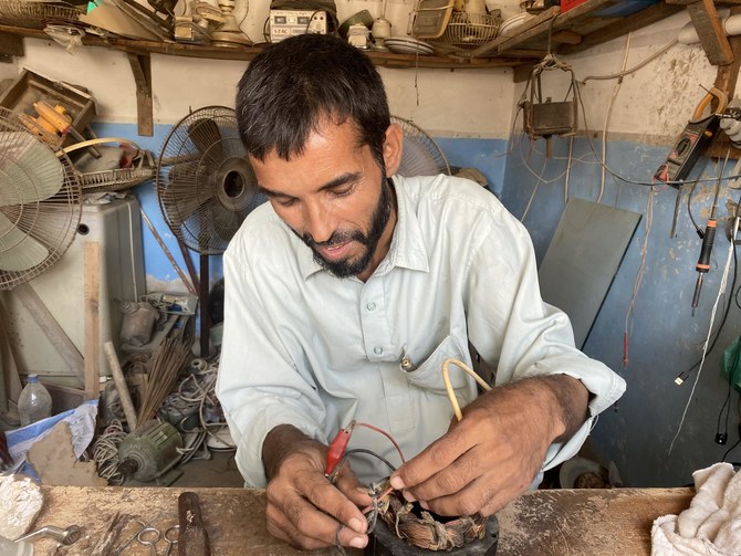 Despite blindness of ten years, Pakistani man works as  repairman to support family