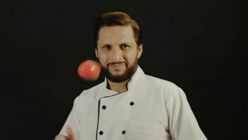 Shahid Afridi dons an apron for launch of his restaurant in Dubai