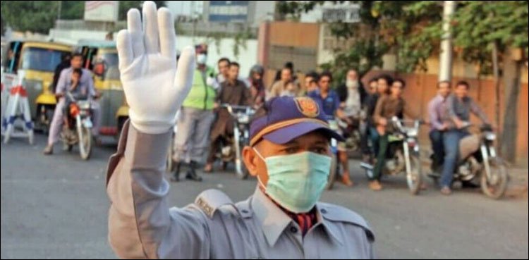 Street crimes on the rise in Lahore: Two traffic wardens get robbed of mobile phones, cash