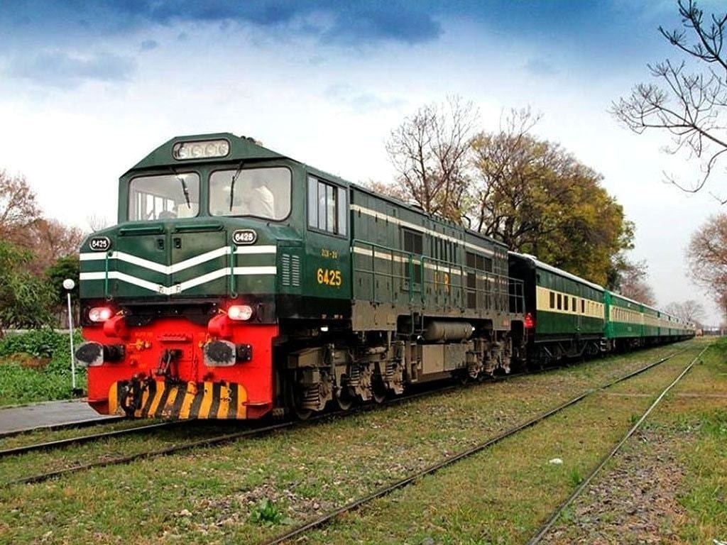 Loss making Pakistan railways to send 93 staff members to China with $100 daily allowance